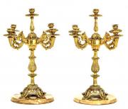 Lote 4008 - CANDELABROS EM BRONZE DOURADO - Par de candelabros do Séc. XIX com 5 lumes em bronze dourado assente em base de ónix redonda e biselada. Profuso e minucioso trabalho artístico relevado e vazado. 4 pés-. Dim: 46cm. Nota: Excelente estado de conservação.