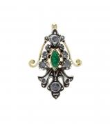 Lote 4726 - PENDENTE EM PRATA E OURO SÉC XX - Pendente em Prata e Ouro 800 (19,2 kt) cravejado ao centro com Esmeralda de cor verde intenso em talhe navete e 10 Diamantes em talhe rosa. Dim: 2,9 cm (altura). Peso: 5,15 g. Nota: bem conservado, com pvp estimado de € 800 a € 1.000 em joalharia. Decoração cinzelada e minuciosa. Com marca de contraste do Porto e responsabilidade em vigor entre 1938 e 1984.