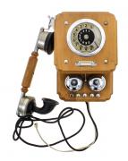 Lote 47 - TELEFONE DE PAREDE VINTAGE - Com caixa em madeira e elementos metálicos. Marcação de disco tipo anos 60/70, em bom estado e em funcionamento com campainha clássica. Dim: 32x22x7,5 cm Nota: tomada RITA.