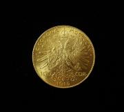 Lote 4002 - MOEDA EM OURO 900 - 100 Coronas Austriacas, datada de 1915 (data aleatória), Ouro 900, diâmetro 37 mm, emissão, peso total de 33,83 g, peso em ouro de 0,9802 onça troy (ap 28 g em Ouro). Preços em mercado entre ap € 1.120 / 1.220 (vide sites da especialidade; http://www.apmex.com, https://www.golddealer.com ou http://www.ebay.com/itm/Austrian-100-Corona-Gold-Coin-Random)