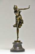 Lote 5011 - D.H. CHIPARUS (1886 - 1947) - Escultura estilo Art Deco em bronze patinado, assinada, motivo “Bailarina Exótica”, assente em base de mármore negro. Múltiplo/reprodução de D.H: Chiparus (1886-1947). Múltiplo deste escultor foi vendido por € 7.400 na Oportunity Leilões. Dim: 38 cm (base incluída). Consultar valor indicativo em http://oportunityleiloes.auctionserver.net/view-auctions/catalog/id/676/lot/188958/