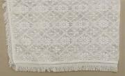 Lote 17 - COLCHA DE RENDA - Fio de algodão branco em renda de crochet, com remate de franjas. Dim: 260x220 cm. Nota: sinais de uso