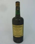 Lote 833 - Lote de 1 garrafa de Vinho do Porto Constantino´s, colheita de 1910 (ano da implantação da República). Vinho muito raro e de grande qualidade, com um valor estimado de venda nos sites de vinhos entre os 1000€ e os 1500€.
