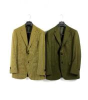 Lote 4559 - Conjunto de 2 Blazers Gun Club DIELMAR PRIVATE nas cores predominantes Bege e Verde Musgo.100% Pura Lã. Tamanho 50. Com um PVP 495€ cada (Total do conjunto 990€)Artigos como novos. Praticamente sem uso. Com porta-fato DIELMAR.