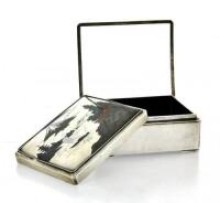 Lote 4676 - Caixa japonesa rectangular de cigarros, em madeira e prata marcada Sterling Okubo, trabalho de grande valor artístico, Dimensões: 11x8,5x4,5cm. Peso total 234gr. Defeitos na tampa (solta).