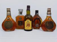 Lote 53 - 5 garrafas de Whisky, garrafa de Canadian Club Classic 12 Anos, garrafa de Fine Old Original Dimple 12 Anos, garrafa de Justerini & Brooks J & B Reserva 15 Anos e 2 garrafas de Swing Johnnie Walker, Nota: garrafas provenientes de uma garrafeira 