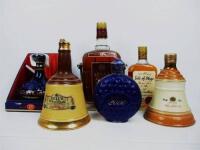 Lote 55 - 6 garrafas de Whisky, 2 garrafas de Bell´s Old Scotch Whisky Arthur Bell & Sons, ( uma delas apresenta perda) garrafa de Old St. Andrews, Isle of Skye Private Stock nº 45 18 Anos, garrafa de King´s Crest 25 Anos e garrafa de Logan de Luxe 12 ano