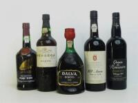 Lote 57 - 5 garrafas de Vinho do Porto, garrafa de Fonseca 10 Anos, garrafa especialmente engarrafada para Comemoração do Nascimento de Sua Alteza Real o Príncipe da Beira 25 de Março de 1996 10 Anos, garrafa Infante 94 Prince Henry Memorial, garrafa Quin