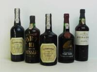 Lote 58 - 5 garrafas de Vinho do Porto, 2 garrafas de Ferreira 1991 e 1985, garrafa de Fonseca 10 Anos, garrafa de Infante 94 Prince Henry Memorial e garrafa de Messias 10 Anos, Nota: garrafas provenientes de uma garrafeira particular onde estavam armazen