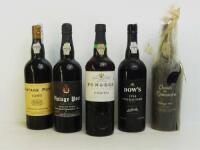 Lote 59 - 5 garrafas de Vinho do Porto, garrafa de Vintage Pot Cachão 1980, garrafa de Quinta da Romaneira Vintage 1987, garrafa de Vintage Port Borges 1985, garrafa de Dow´s Vintage Port 1994 e garrafa de Fonseca Porto 10 Anos, Nota: garrafas proveniente