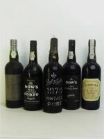 Lote 66 - 5 garrafas de Vinho do Porto, 2 garrafas de Dow´s Vintage 1980 e 1994, garrafa de Martha Velho 20 anos, garrafa de Ferreira 1991 e garrafa de Real Vinícola Vintage 1979,Nota: garrafas provenientes de uma garrafeira particular onde estavam armaze