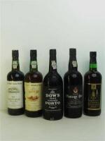 Lote 67 - 5 garrafas de Vinho do Porto, garrafa de Dow´s Vintage 1980, garrafa de Real Companhia Velha Quinta do Casal da Granja, garrafa de FCP engarrafado em 1998 10 Anos, garrafa de Real Companhia Velha Quinta das Carvalhas e garrafa de Vintage Port Ca