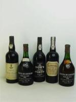 Lote 68 - 5 garrafas de Vinho do Porto, garrafa de Dow´s Vintage 1980, garrafa de Ferreira Vintage 1991, garrafa de Quinta da Romaneira Vintage 1984, garrafa de Quinta de Loureiro Douro Old Tawny 1980 e garrafa de Quinta de Loureiro Douro Dry White, Nota: