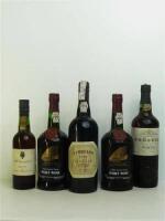 Lote 69 - 5 garrafas de Vinho do Porto, 2 garrafas Infante 94 Prince Henry Memorial, garrafa de Fonseca 10 Anos, garrafa de Ferreira Vintage 1991 e garrafa de Old Tawny Port Reserve, Nota: garrafas provenientes de uma garrafeira particular onde estavam ar