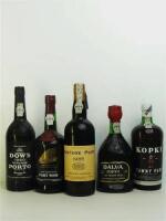 Lote 70 - 5 garrafas de Vinho do Porto, garrafa Infante 94 Prince Henry Memorial, garrafa de Dalva 30 Anos, garrafa de Dow´s Vintage 1980, garrafa de Vintage Port Borges 1985 e garrafa de Kopke Tawny Port Aloirado Claro Doce, Nota: garrafas provenientes d