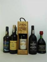 Lote 71 - 5 garrafas de Vinho do Porto, garrafa de Dow´s Vintage 1980, garrafa de FCP 100 Anos 1893-1993, garrafa de Dalva 30 Anos, garrafa de Vintage Port Borges 1985 e garrafa de Poças 2003, Nota: garrafas provenientes de uma garrafeira particular onde 