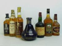 Lote 128 - 7 garrafas, garrafa de whisky Redbreast de 12 anos, garrafa de whisky de porcelana Findlater´s Royal Prestige - rare old, garrafa de whisky Burberrys de 15 anos, garrafa de whisky Tribute - reserva de 12 anos, garrafa de whisky Famous Grouse - 