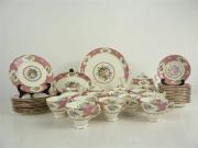 Lote 433 - Serviço de chá de porcelana Inglesa Royal Albert, modelo Lady Carlyle, com decoração floral de tom rosa com dourados, composto por bule, açucareiro, leiteira, prato de bolo, travessa, 12 pratos individuais de sobremesa, 12 chávenas com 12 pires