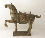Lote 450 - Cavalo talhado em madeira, policromado, com laca e dourados, com 110x120x35 cm (com pequeníssimos defeitos)