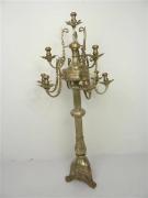 Lote 498 - Candelabro de altar com cruz judaica de estanho banhado a prata de Lei, com 10 lumes, com 112 cm de altura e 55 cm de diâmetro