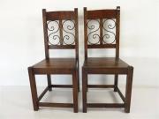 Lote 535 - Par de cadeiras de madeira de teca fabricadas na Índia, com costas decoradas com espirais em ferro, com 105x42x45 cm