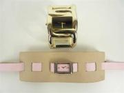 Lote 551 - Relógio de senhora marca Asos com bracelete de metal dourado em forma de escrava, com estojo de origem e relógio de senhora marca DKNY com bracelete de cabedal e fita cor de rosa em caixa de origem