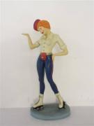 Lote 557 - Estatueta com figura típica americana "A Patinadora" de resina moldada, policromada, com 85 cm de altura