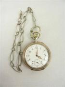 Lote 611 - Relógio de bolso em prata com corrente, tampa trabalhada com 4,5 cm de diâmetro, com P.V.P. em antiquário de 300 euros