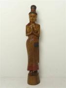 Lote 728 - Imagem da Deusa das Boas Vindas talhada em madeira de mangueira, policromada, com 100 cm de altura