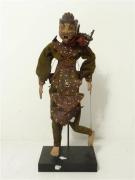 Lote 734 - Marioneta Hindu representando o Deus Macaco de madeira e tecido antigo, com 70 cm de altura