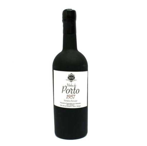 Lote 5 - Garrafa de Vinho do Porto, colheita de 1957, Garrafeira Particular, produzido e engarrafado pelo Vitivinicultor Mário Melhano, São João da Pesqueira - Douro. (750 ml).