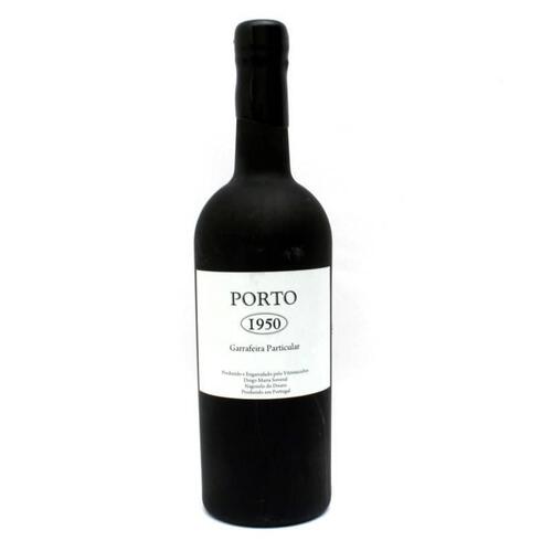 Lote 8 - Garrafa de Vinho do Porto, colheita de 1950, Garrafeira Particular, produzido e engarrafado pelo Vitivinicultor Diogo Maria Soveral, Nagozelo do Douro. (750 ml).