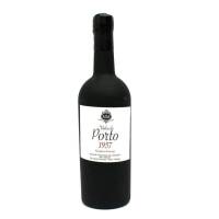 Lote 13 - Garrafa de Vinho do Porto, colheita de 1957, Garrafeira Particular, produzido e engarrafado pelo Vitivinicultor Mário Melhano, São João da Pesqueira - Douro. (750 ml).