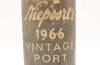 Lote 17 - Garrafa de Vinho do Porto Niepoort's, Vintage, colheita de 1966, engarrafada em 1969, 750 ml. Nota: o lacre encontra-se danificado. - 2