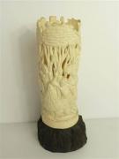 Lote 804 - Belíssima escultura de marfim, assinada Ascombe, talhada com motivo africano, sobre base de madeira, com 22 cm de altura