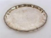 Lote 1105 - Bandeja oval de prata 800, com 25x19 cm e 264gr, com inscrição