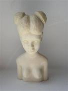 Lote 662 - Escultura em marfim, Angola sec XX, motivo "Figura de Mulher", com 8cm de altura. NOTA: óptimo trabalho escultórico em marfim. Bela peça de coleccionismo.