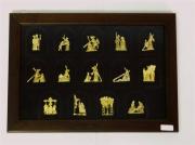 Lote 1460014 - Moldura/Vitrina com 14 imagens em relevo douradas sobre veludo castanho, Paixão de Cristo, com 25x35 cm