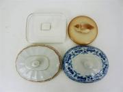 Lote 1460105 - Colecção de 4 tampas de caixas, 3 tampas de porcelana e uma tampa de vidro, Vista Alegre e Marinha Grande, com medidas entre 15x12 cm e 10 cm de diâmetro