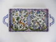 Lote 1460125 - Pequeno tabuleiro de faiança, réplica de loiça de Coimbra séc. XVII, com pintura á mão, decorado com pássaros, flores e cão, em tons de verde e azul, com 29x14 cm