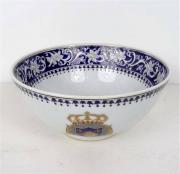 Lote 1460161 - Taça de porcelana oriental, decorada com barra azul, flores e brasões, com 9x20 cm