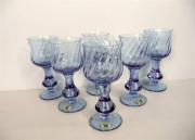 Lote 1460240 - Conjunto de 6 copos de vidro azul de pé, com 27 cm de altura