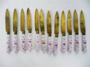 Lote 1460244 - Conjunto de 12 facas com cabo de porcelana decorada com flores em tons de rosa, com lamina de latão, com 15 cm de comprimento