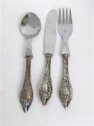 Lote 1460263 - Conjunto de talheres de criança em prata, colher, garfo e faca com cabo trabalhado, com 16 cm de comprimento, com peso total de 76,5 gr, em estojo próprio