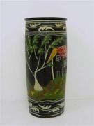Lote 1460269 - chapeleira em cerâmica com pintura á mão, com 45 cm de altura