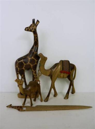 Lote 1460389 - Conjunto de peças em madeira exótica, par de camelos, camelo com 18 cm de altura, camelo com11 cm, de altura, girafa com 30 cm de altura e abre cartas com terminação de girafa, com 19 cm de altura