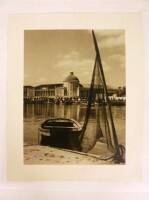 Lote 1470005 - Fotografia antiga, a preto e branco, de cais com barco de pesca, 24,5x18,5 cm