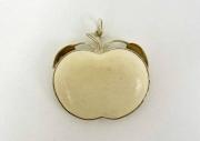 Lote 1470008 - Pendente de marfim e prata contrastada em forma de maçã, com cerca de 4 cm de diâmetro e com o peso total de 14,4 gr 