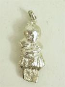 Lote 1470084 - Medalha de prata em forma de boneca, com peso total de 2,4 gr, com falhas e defeitos, usado