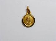 Lote 1470121 - Medalha de ouro, Nossa Senhora do Carmo e Sagrado Coração de Jesus, com peso total de 0,5 gr, 8 mm de diâmetro, usado